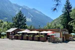 Camping Les Combes - Restaurant mit Terrasse auf dem Campingplatz