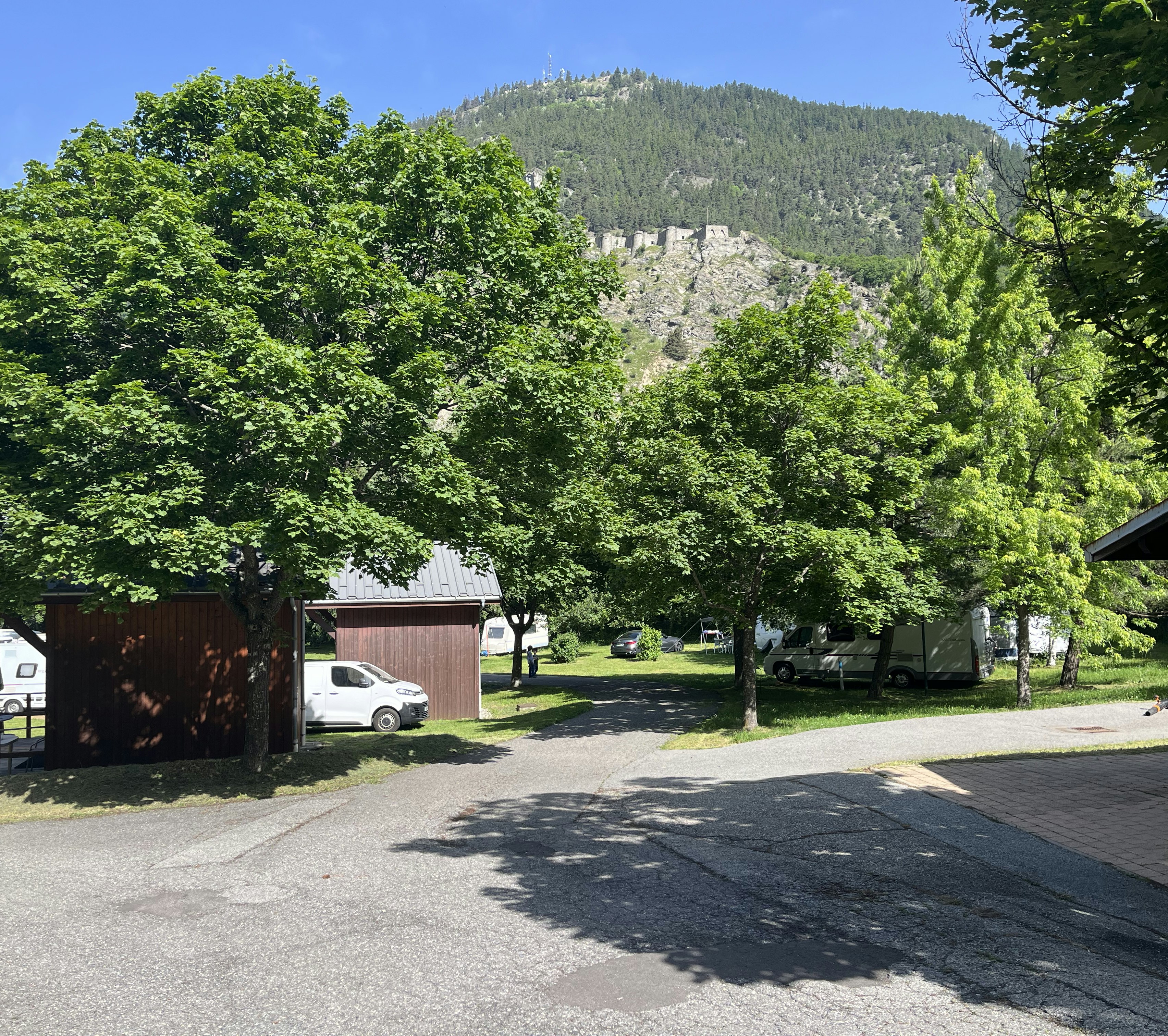 Camping Les Combes - Standplätze im Grünen auf dem Campingplatz
