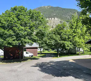 Camping Les Combes - Standplätze im Grünen auf dem Campingplatz