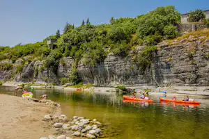 Camping Les Coudoulets - Camper in Kayaks auf dem Fluss Ardeche am Strand vom Campingplatz