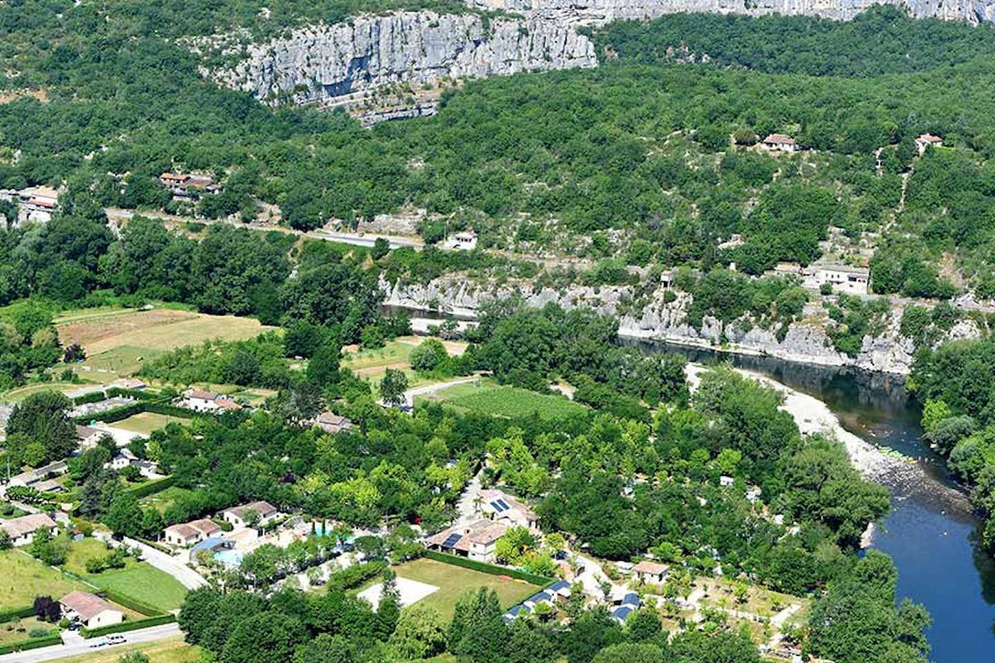 Camping Les Coudoulets  -  Luftaufnahme vom Campingplatz am Fluss Ardeche