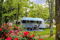 Camping Les Coudoulets  -  Wohnwagen auf dem Stellplatz vom Campingplatz im Grünen