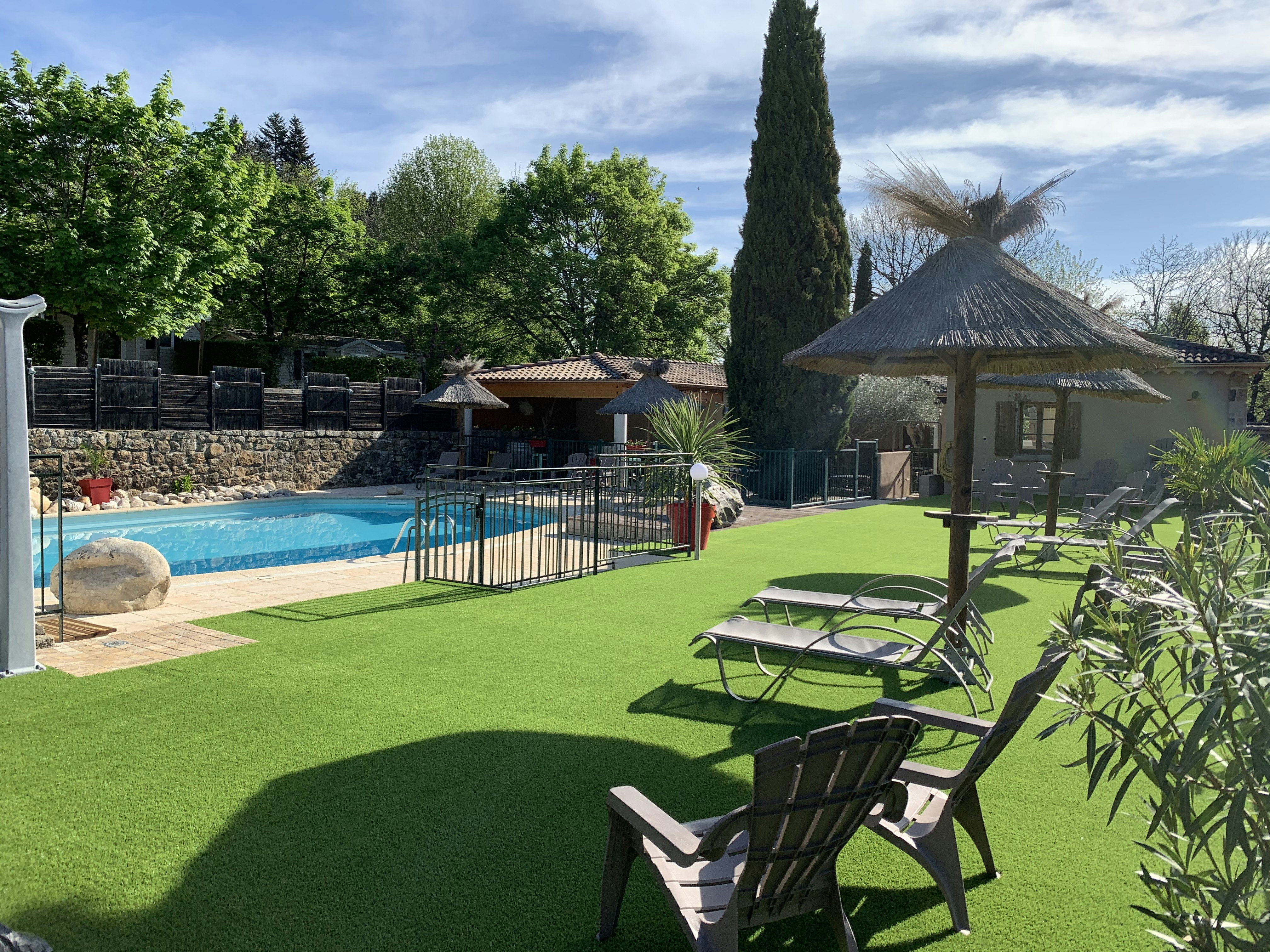 Camping Les Cruses  - Pool im Freien mit Liegestühlen und Sonnenschirmen