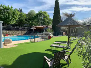 Camping Les Cruses - Pool im Freien mit Liegestühlen und Sonnenschirmen