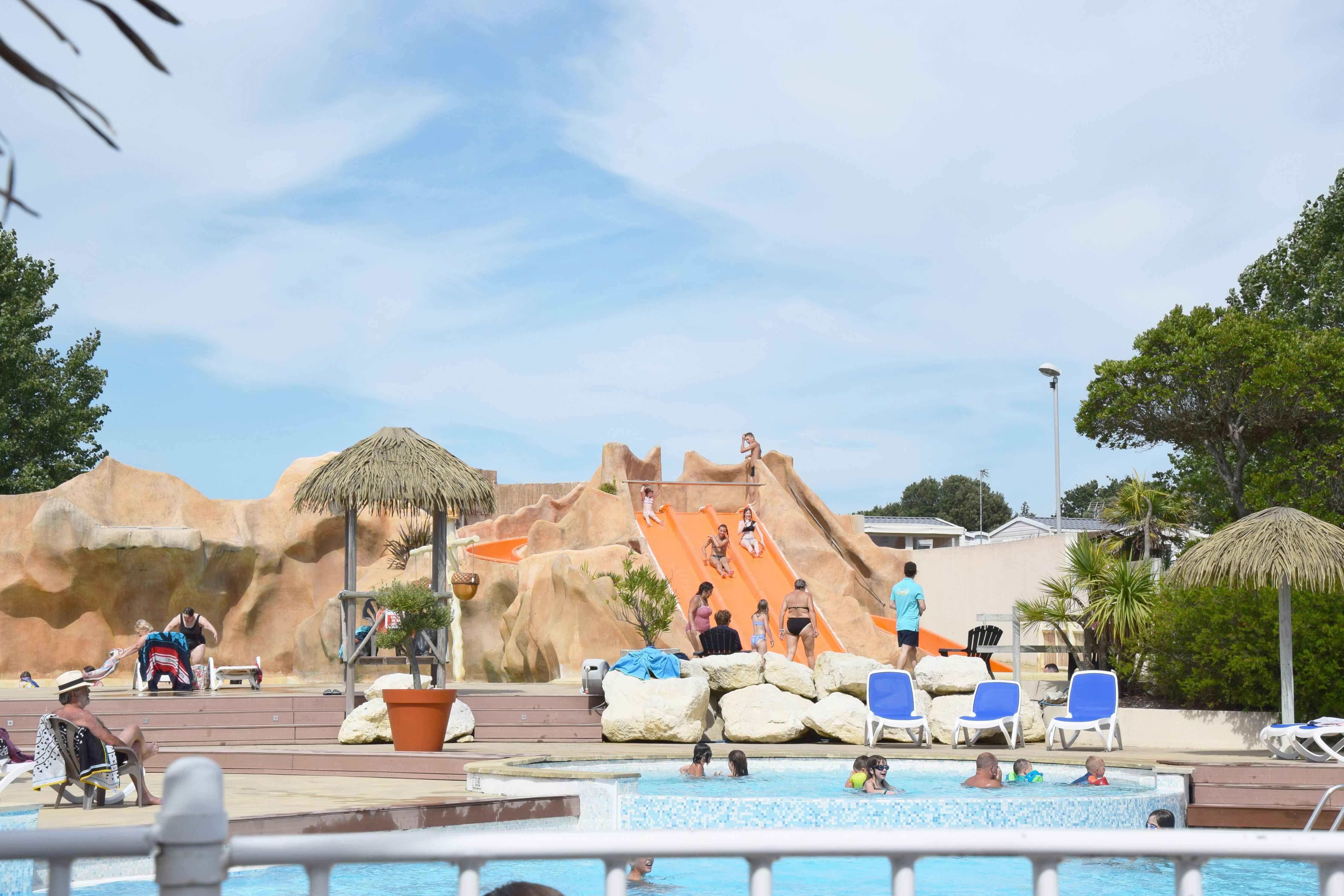 Chadotel Camping Les Écureuils  - Kinder auf der Wasserrutsche im Pool