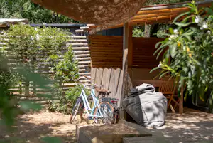 Camping Les Cyprès - Mobilheim mit Terrasse auf dem Campingplatz