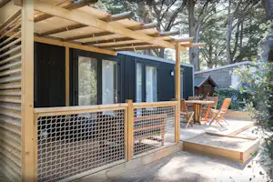 Camping Les Cyprès - Mobilheim mit Veranda auf dem Campingplatz
