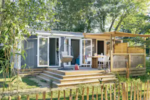 Camping Les Deux Fontaines - Mobilheim mit Veranda auf dem Campingplatz