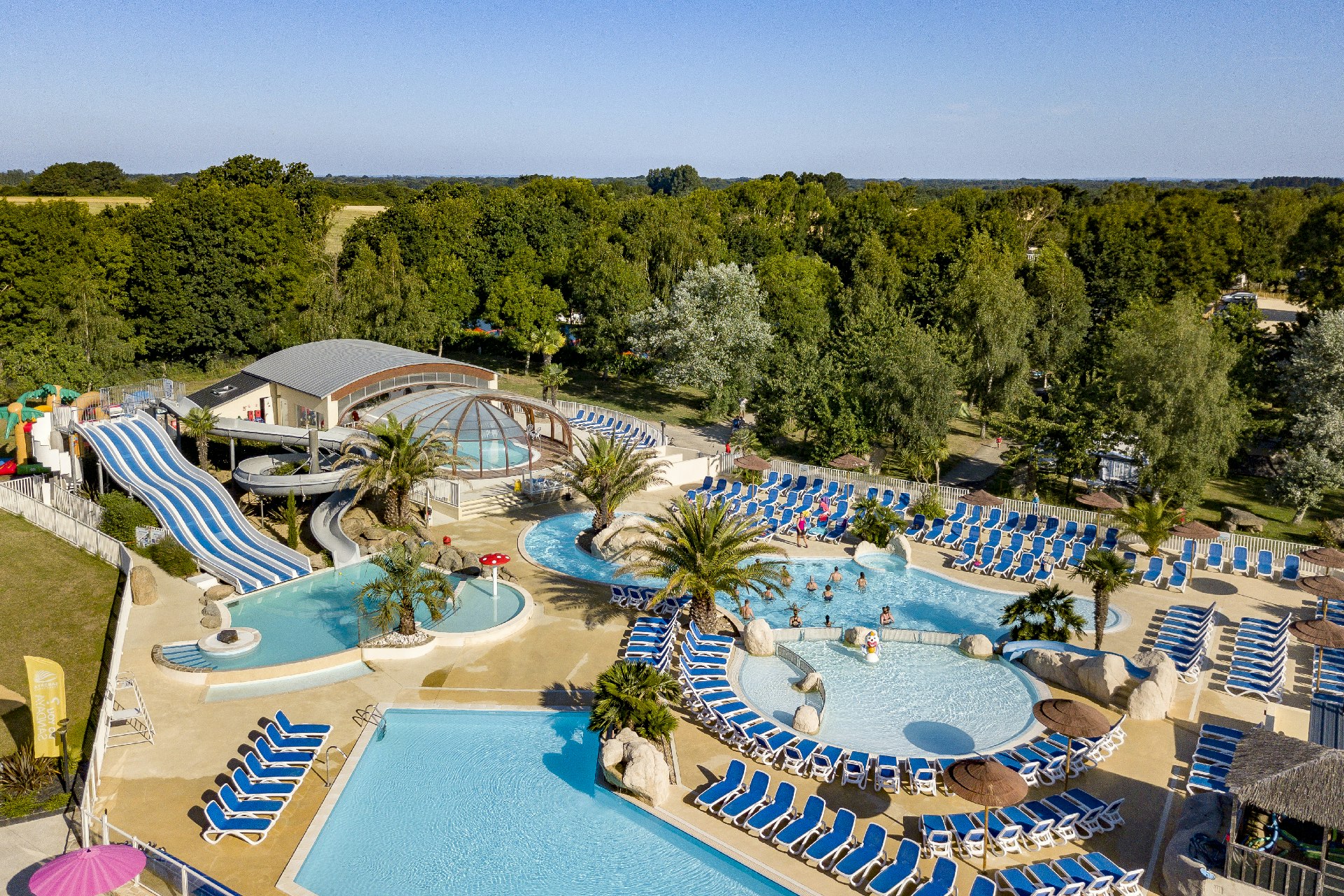 Camping Les Deux Fontaines - Campingplatz mit Pool,Wasserrutsche, Liegestühlen und Sonnenschirmen