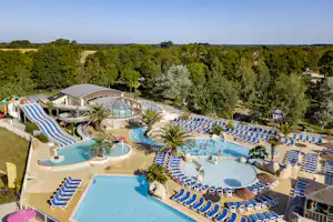 Camping Les Deux Fontaines - Campingplatz mit Pool,Wasserrutsche, Liegestühlen und Sonnenschirmen