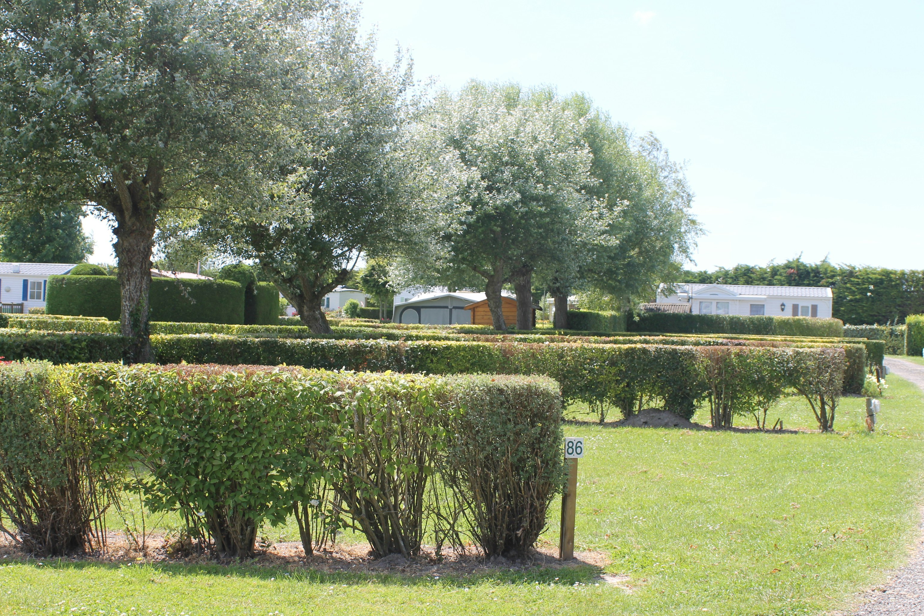 Camping Les Deux Plages -  Wohnwagen- und Zeltstellplatz im Grünen auf dem Campingplatz