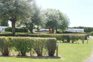 Camping Les Deux Plages - Wohnwagen- und Zeltstellplatz im Grünen auf dem Campingplatz