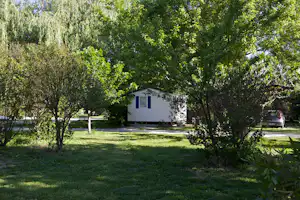 Camping Les Deux Rhône - Mobilheim auf dem Stellplatz im Grünen