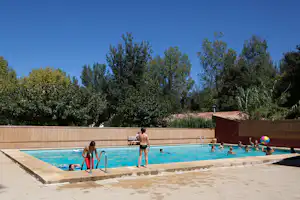 Camping Les Deux Rhône - Poolbereich auf dem Campingplatz