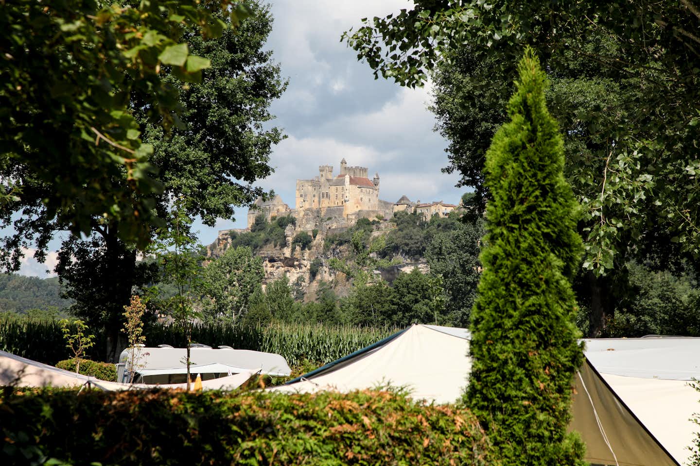 Camping Les Deux Vallées - Campingplatz im Grünen mit dem Blick auf die Burg von Beynac