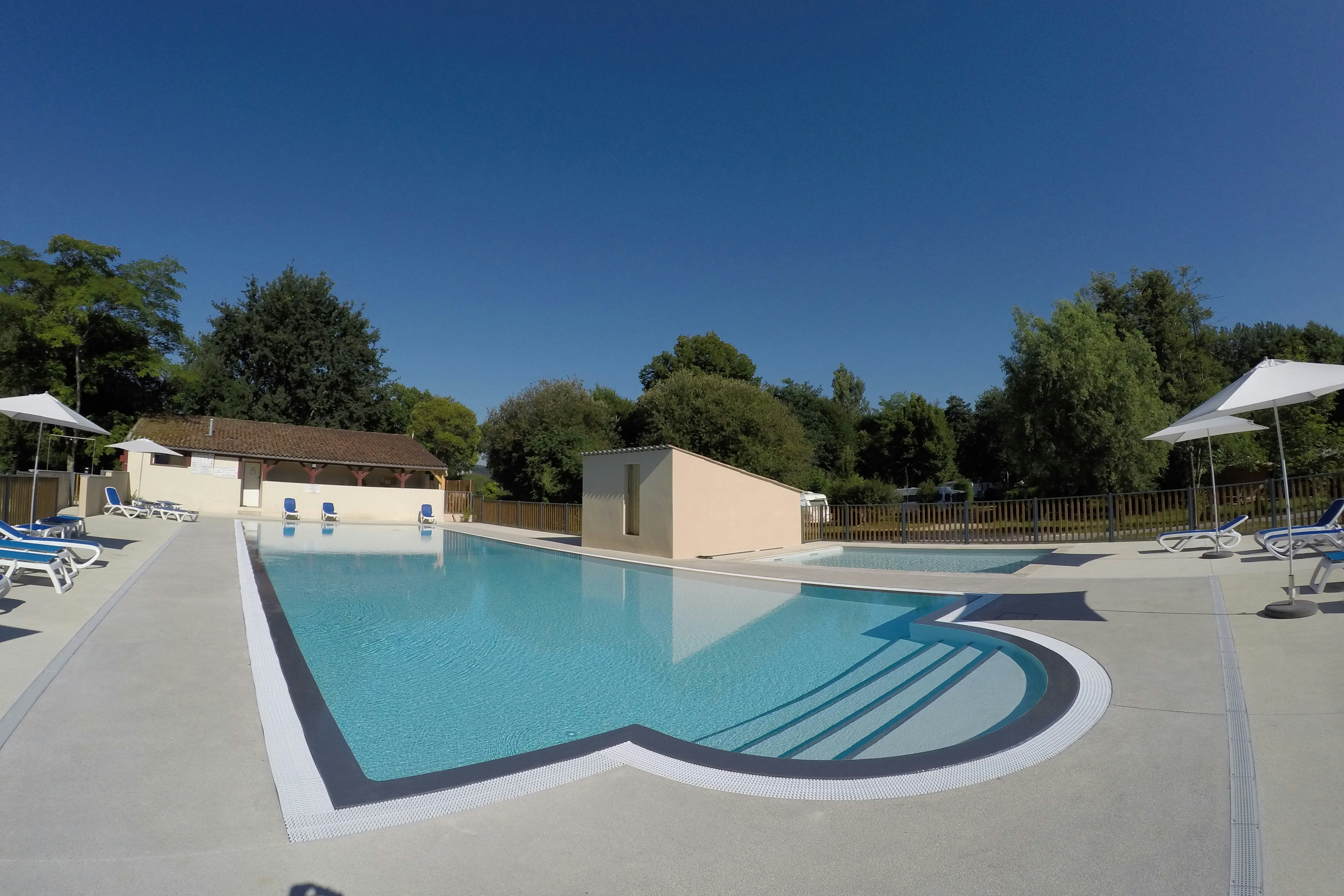 Camping Les Deux Vallées - Campingplatz mit Pool