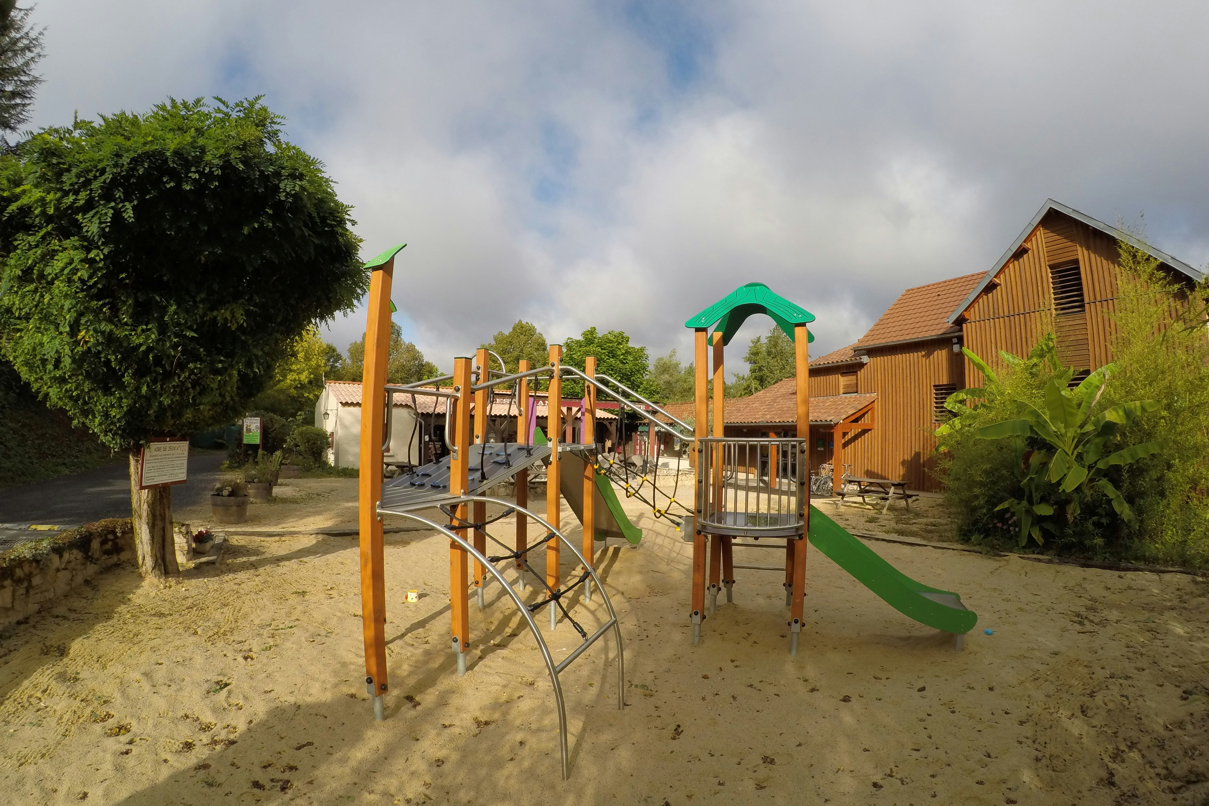 Camping Les Deux Vallées - Kinderspielplatz auf dem Campingplatz