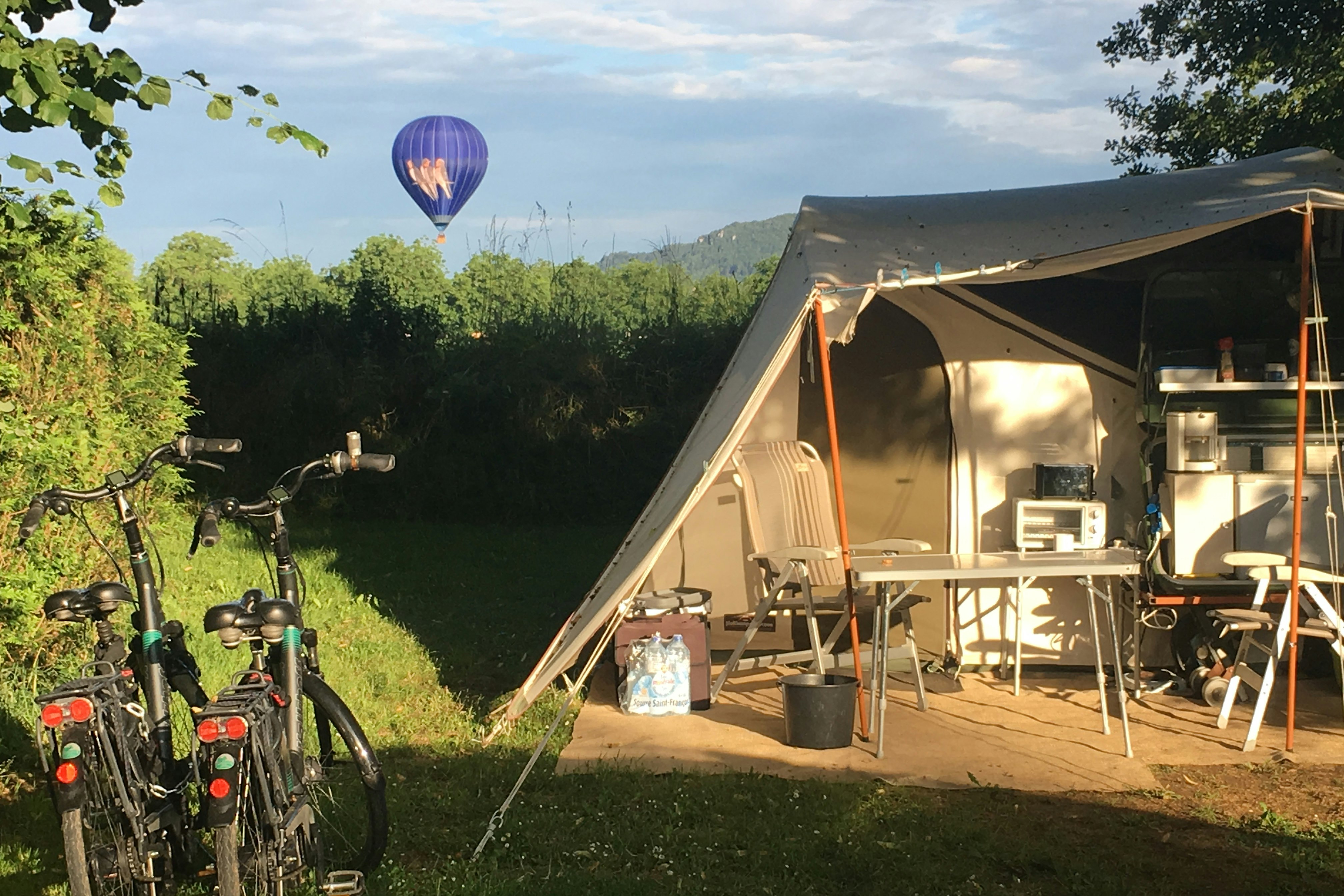 Camping Les Deux Vallées - Zelt mit Fahrräder auf dem Zeltplatz im Grünen auf dem Campingplatz