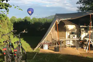 Camping Les Deux Vallées - Zelt mit Fahrräder auf dem Zeltplatz im Grünen auf dem Campingplatz
