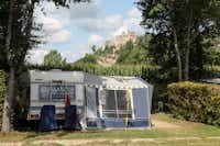 Camping Les Deux Vallées - Zeltplatz im Schatten der Bäume mit dem Blick auf die Burg von Beynac