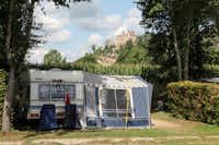 Camping Les Deux Vallées - Zeltplatz im Schatten der Bäume mit dem Blick auf die Burg von Beynac