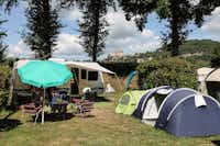 Camping Les Deux Vallées - Zeltplatz mit Parkplatz für Wohnwagen mit dem Blick auf die Burg von Beynac 