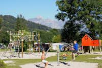 Camping Les Dômes de Miage -  Spielplatz mit Blick auf die Berge