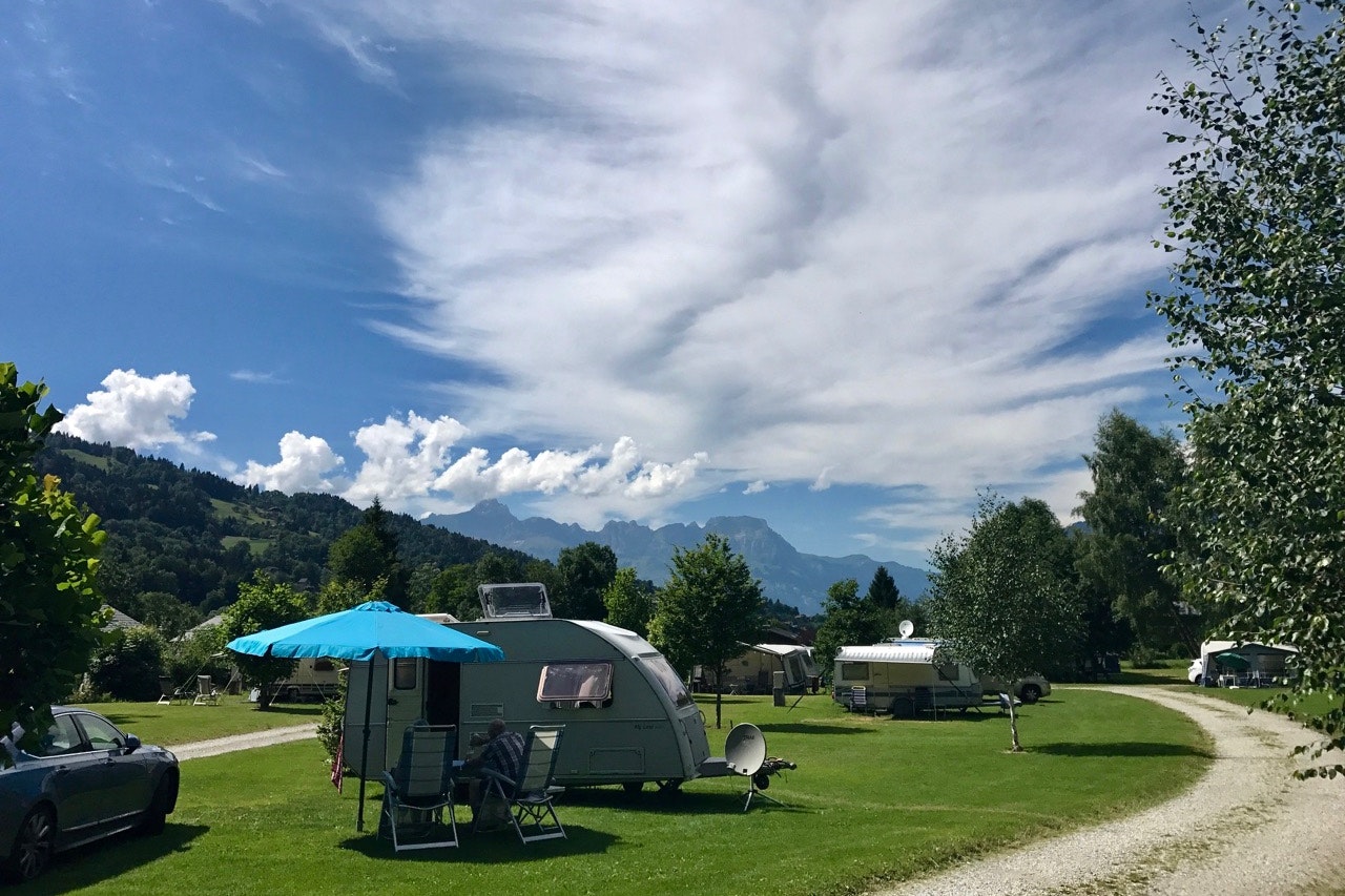 Camping Les Dômes de Miage -  Wohnwagen- und Zeltstellplatz auf grüner Wiese