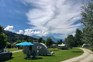 Camping Les Dômes de Miage - Wohnwagen- und Zeltstellplatz auf grüner Wiese