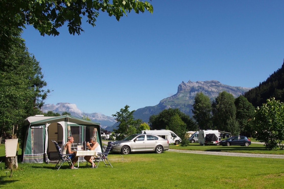 Camping Les Dômes de Miage -  Wohnwagen- und Zeltstellplatz im Grünen mit Blick auf die Berge