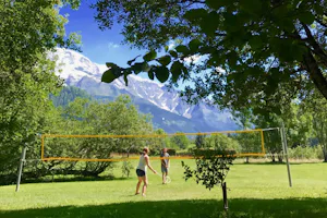 Camping Les Dômes de Miage - Federballfeld auf dem Campingplatz