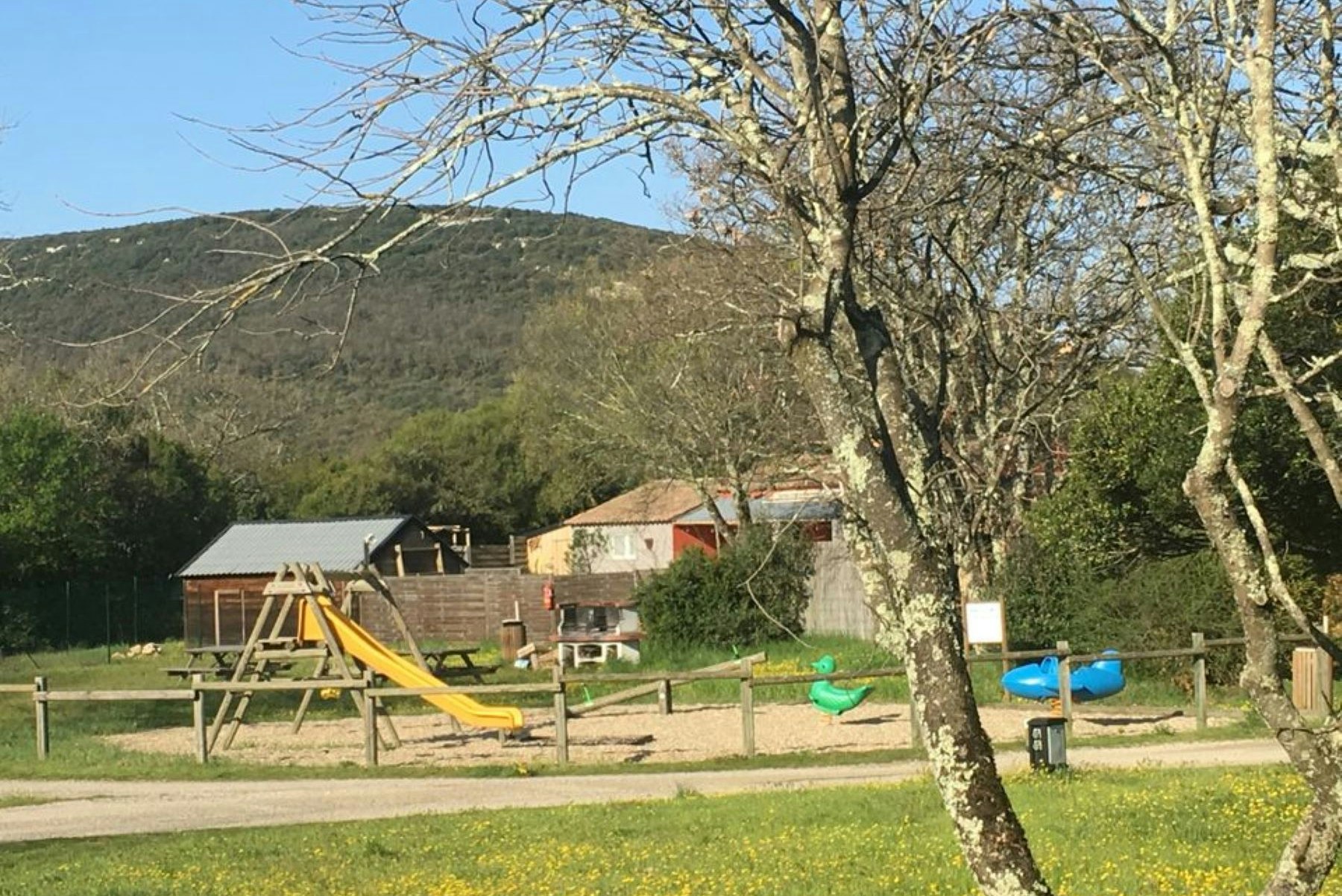 Camping Les Dolmens  - Kinderspielplatz auf dem Campingplatz