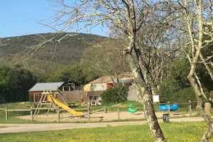 Camping Les Dolmens - Kinderspielplatz auf dem Campingplatz