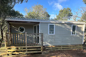 Camping Les Dolmens - Mobilheim auf dem Campingplatz