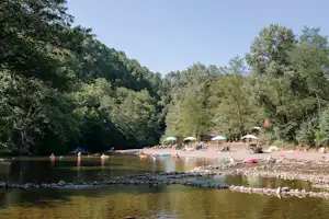 Camping Les Drouilhèdes - Badebereich am Flussufer in der Umgebung vom Campingplatz