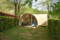 Camping Les Drouilhèdes - Glamping Zelt mit Veranda im grünen Schatten auf dem Campingplatz