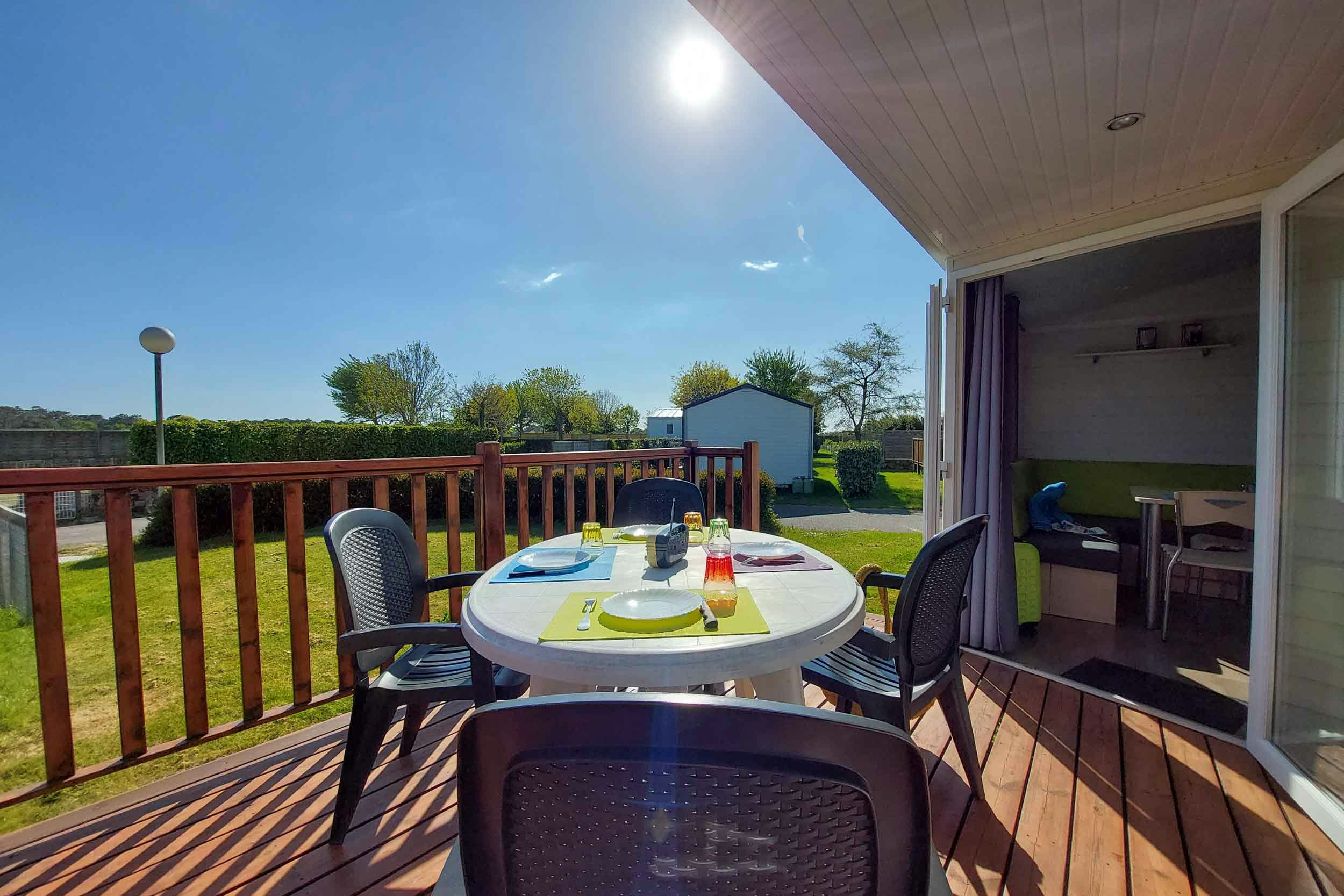 Camping Les Druides  - Mobilheim mit Terrasse auf dem Campingplatz