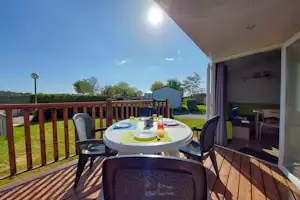 Camping Les Druides - Mobilheim mit Terrasse auf dem Campingplatz