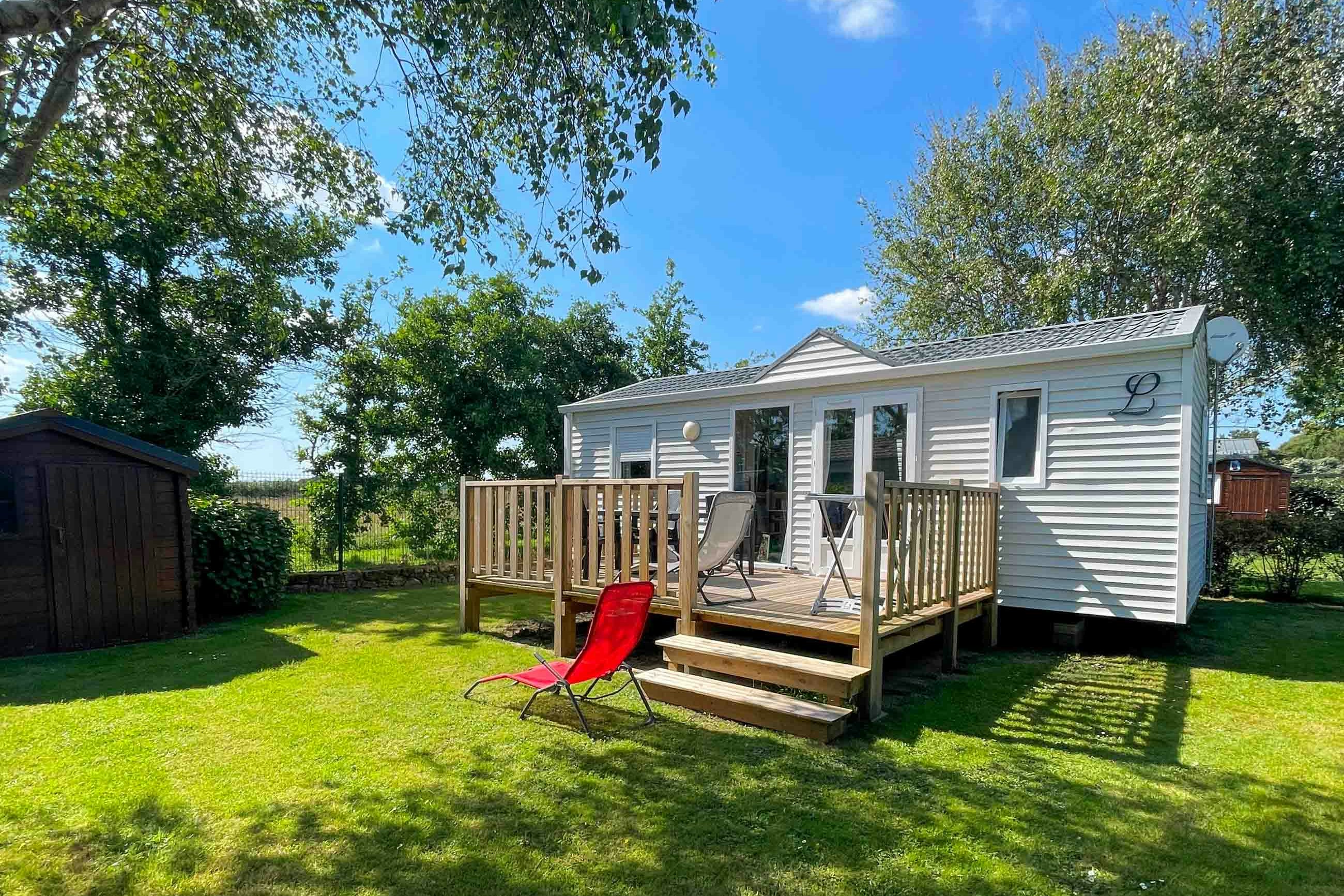 Camping Les Druides  - Mobilheim mit Terrasse auf dem Campingplatz