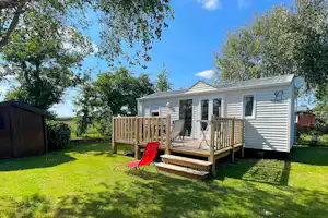 Camping Les Druides - Mobilheim mit Terrasse auf dem Campingplatz