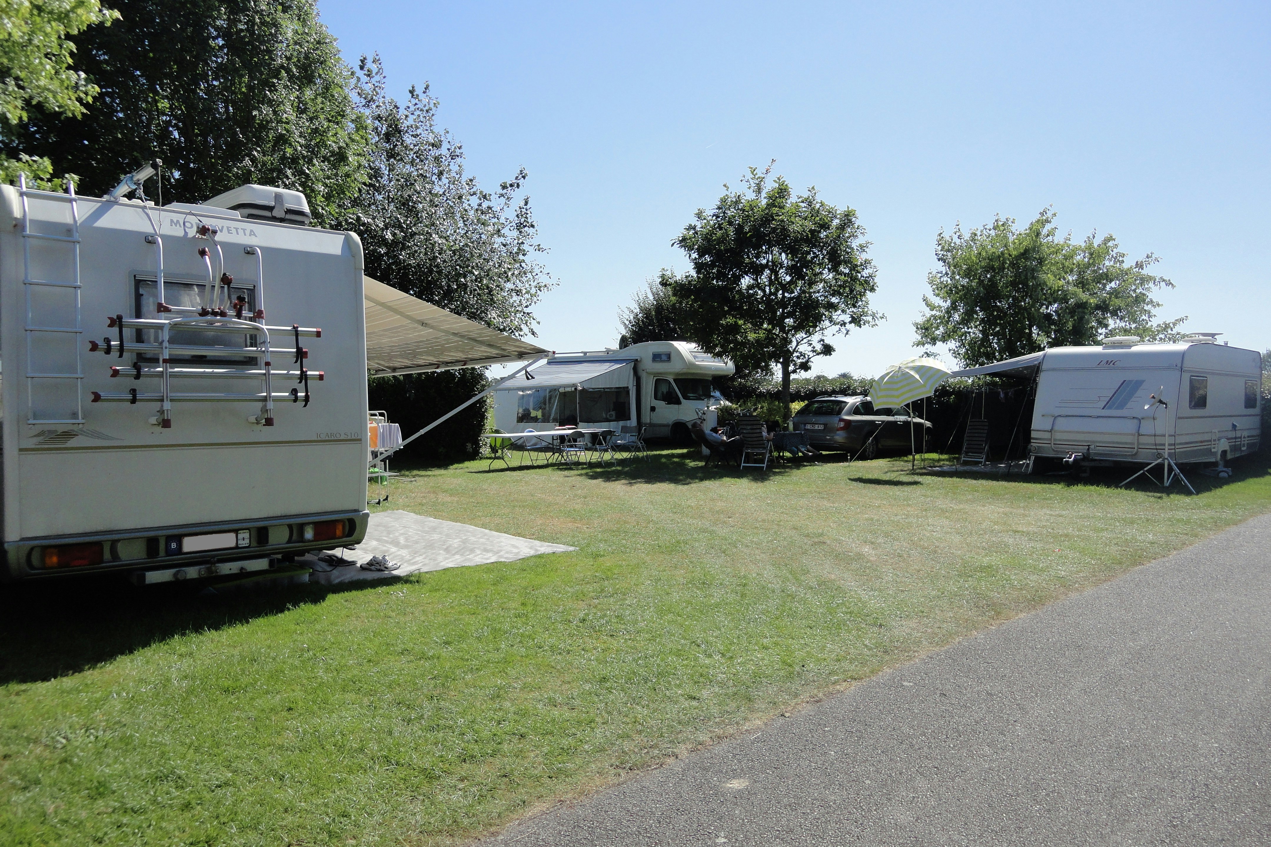 Camping Les Druides - Blick auf die Standplätze auf der Wiese