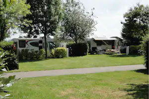 Camping Les Druides - Stellplätze mit Stromanschluss im Grünen