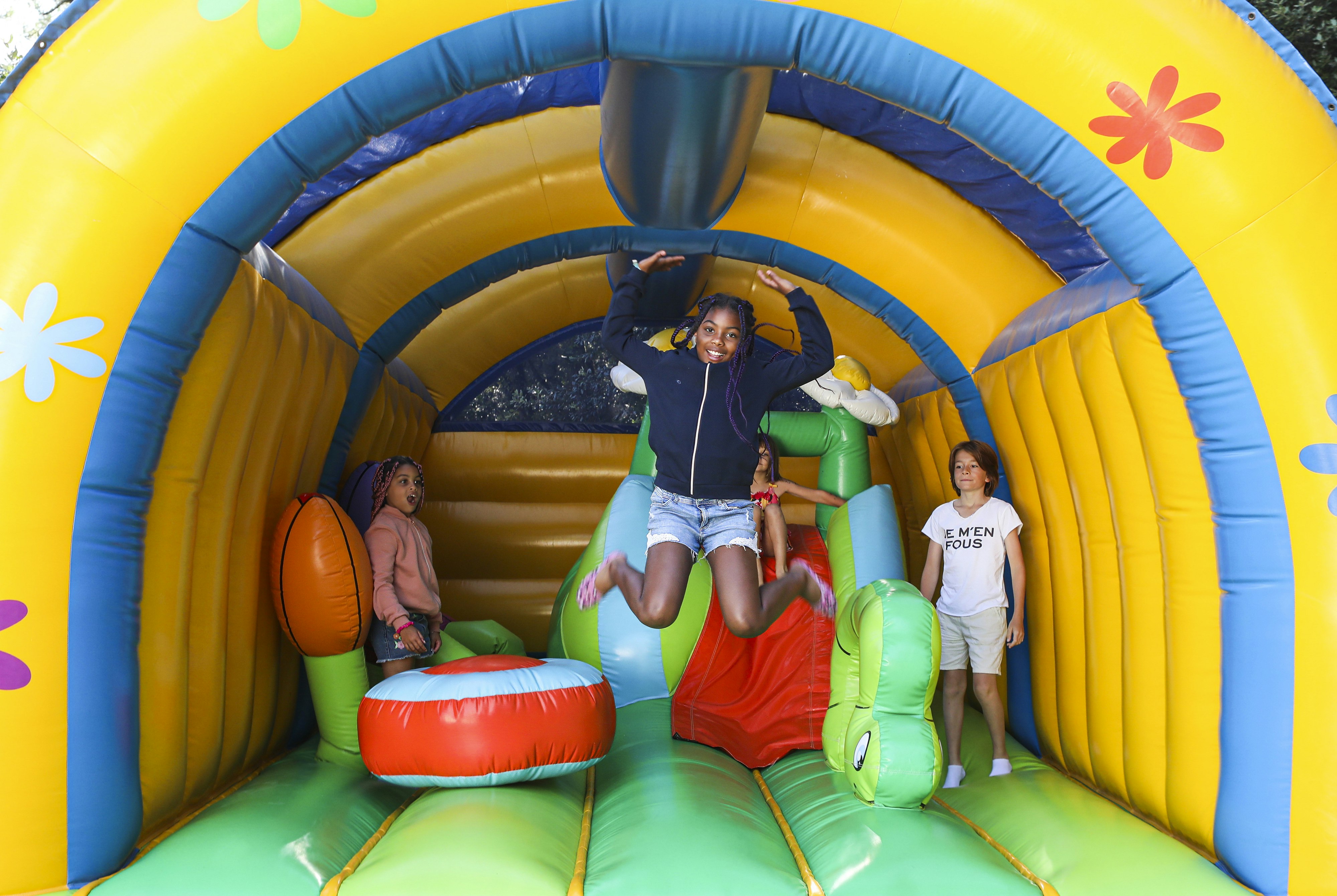 Flower Camping Les Dunes  - Hüpfburg für Kinder auf dem Campingplatz