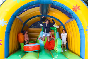 Flower Camping Les Dunes - Hüpfburg für Kinder auf dem Campingplatz