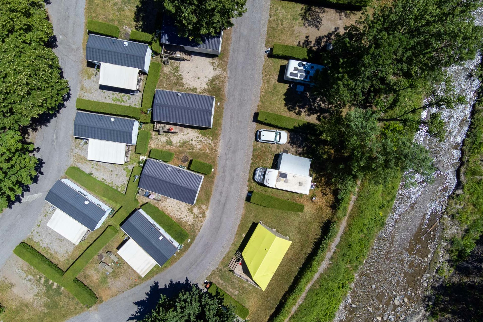 Camping Les Eaux Chaudes - Blick auf den Campingplatz aus der Vogelperspektive