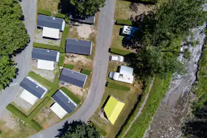 Camping Les Eaux Chaudes - Blick auf den Campingplatz aus der Vogelperspektive