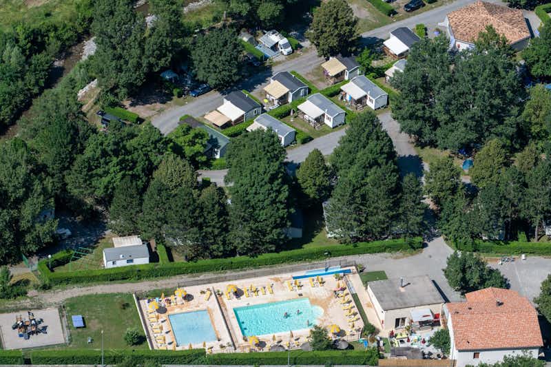 Camping Les Eaux Chaudes - Luftaufnahme des Campingplatzgeländes