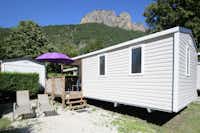Camping Les Eaux Chaudes - Mobilheim auf dem Campingplatz mit kleiner Terrasse