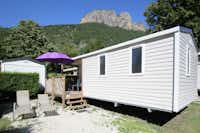 Camping Les Eaux Chaudes - Mobilheim auf dem Campingplatz mit kleiner Terrasse
