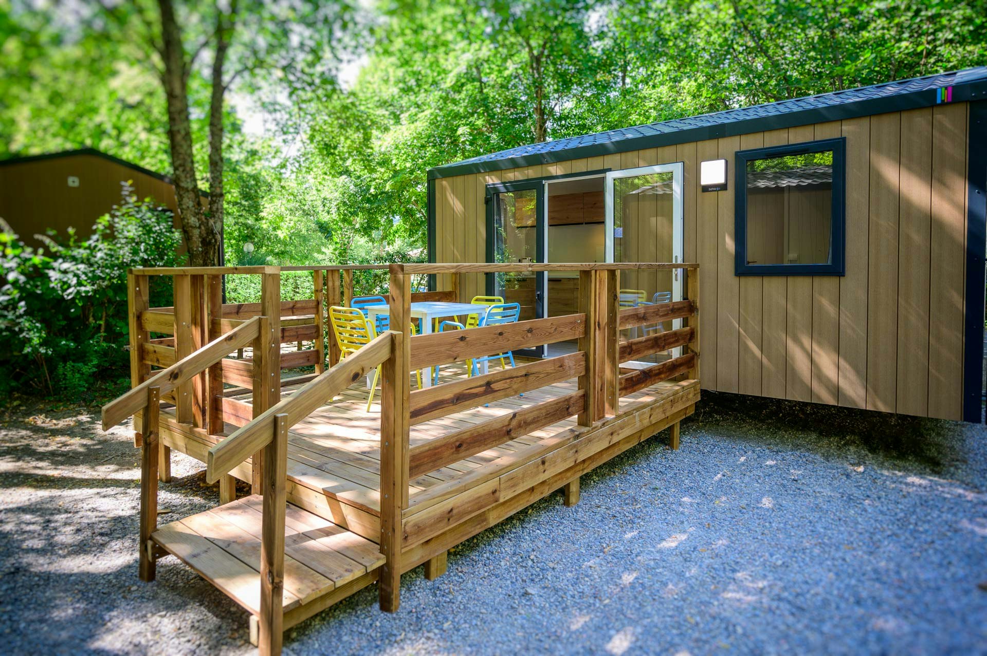 Camping Les Eaux Chaudes - Mobilheim mit Terrasse auf dem Campingplatz